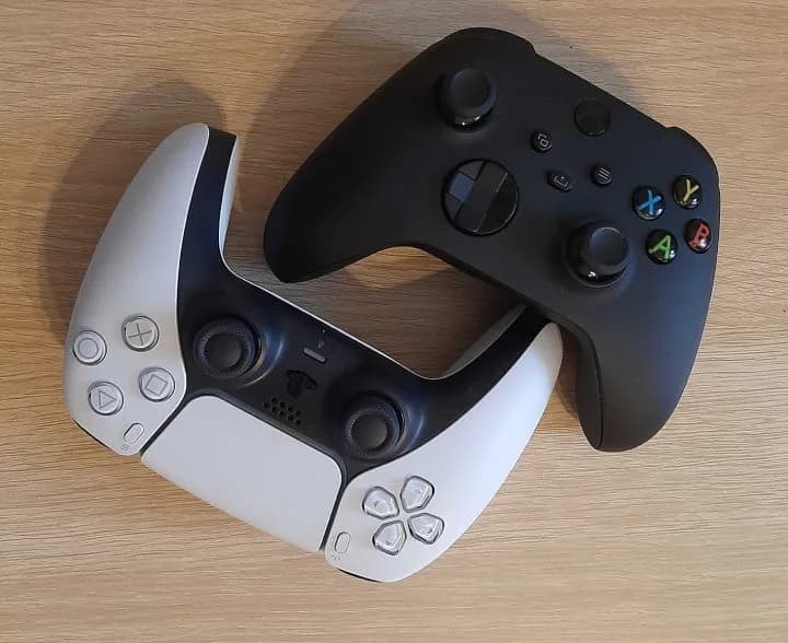 Xbox Series X czy PS5 - co wybrać? Opinie graczy na forum