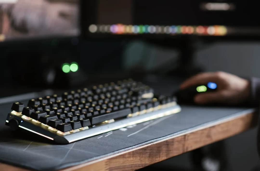 Jakie powinno być biurko gamingowe? Wyjaśniamy