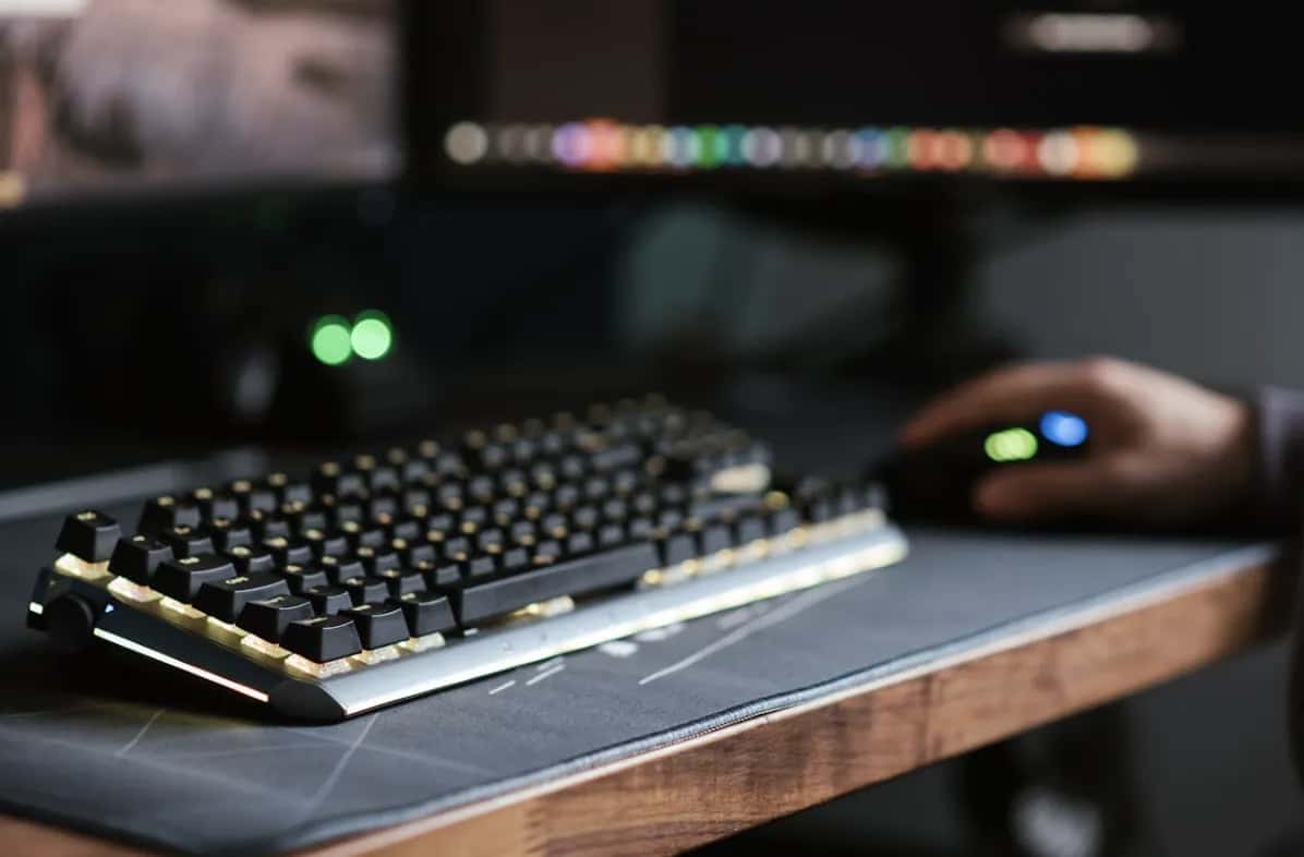 Jakie powinno być biurko gamingowe? Wyjaśniamy