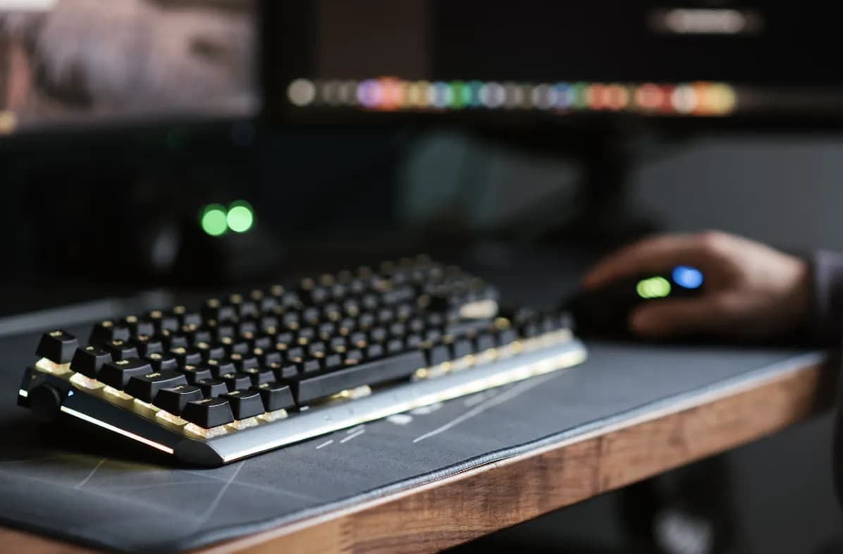 Jakie powinno być biurko gamingowe? Wyjaśniamy