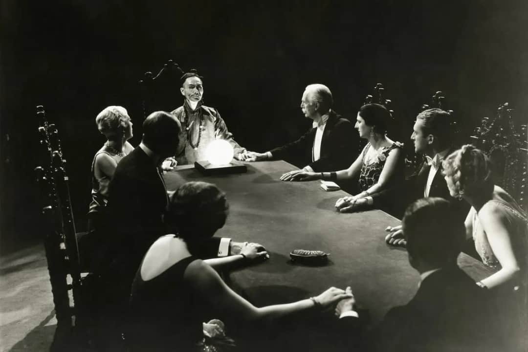 Co to medium? Poznaj fascynujące znaczenia tego pojęcia