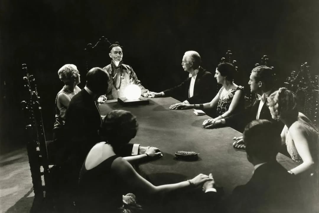 Co to medium? Poznaj fascynujące znaczenia tego pojęcia