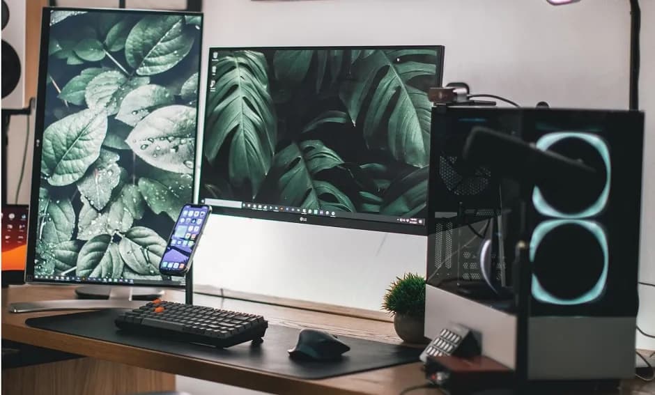 Laptop stacjonarny czy komputer biurkowy: co lepiej wybrać w 2025