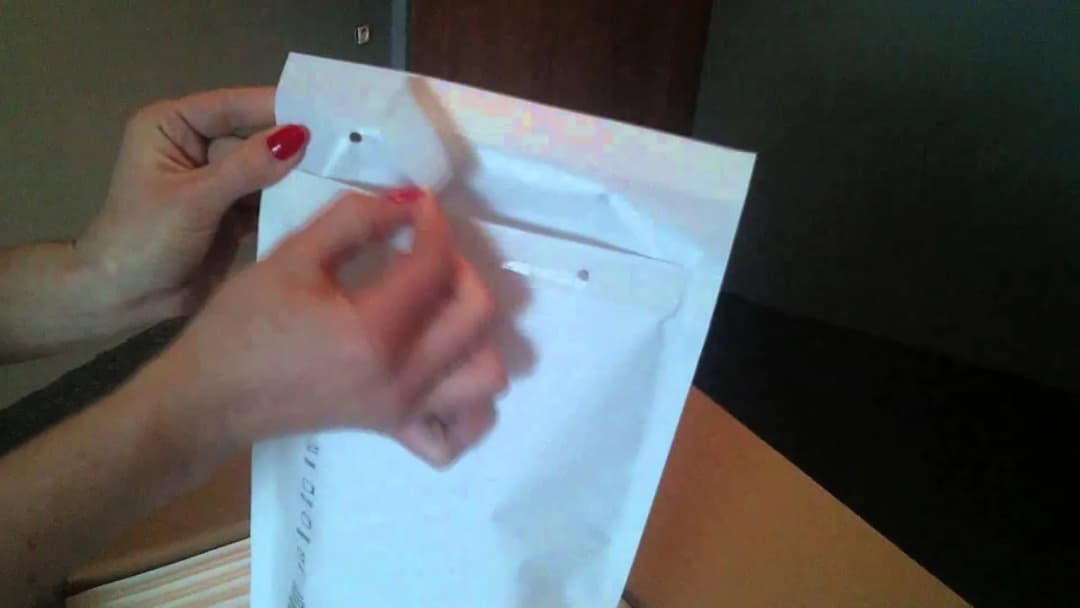 Jak wysłać kopertę bąbelkową krok po kroku: skuteczne metody pakowania