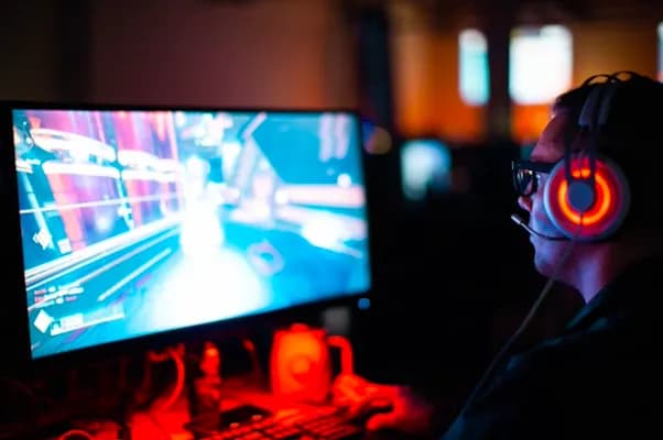 Co napędza zaangażowanie graczy w różnych światach gier?